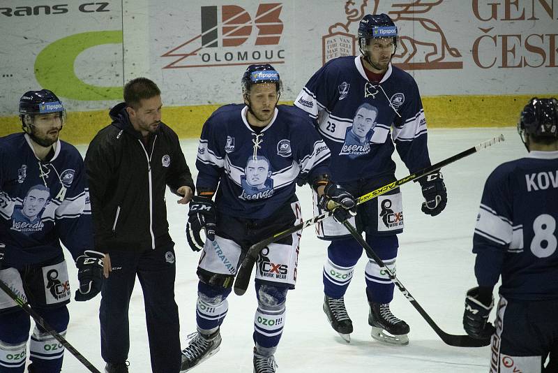 Hokejisté Mory (v bílém) hostili Vítkovice. První třetinu hráli ve speciálních dresech v rámci akce Legenda legendám.