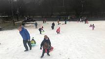 Rodiny s dětmi míří za radovánkami na umělém sněhu na sjezdovkách, jiný v nížinách není. Resort Hrubá Voda, 30. prosince 2020