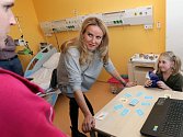 Prezidentka fondu Kapka naděje Vendula Pizingerová předala dětské hemato-onkologii Fakultní nemocnice Olomouc patnáct infuzních pump i notebook pro zábavu a vzdělávání malých pacientů