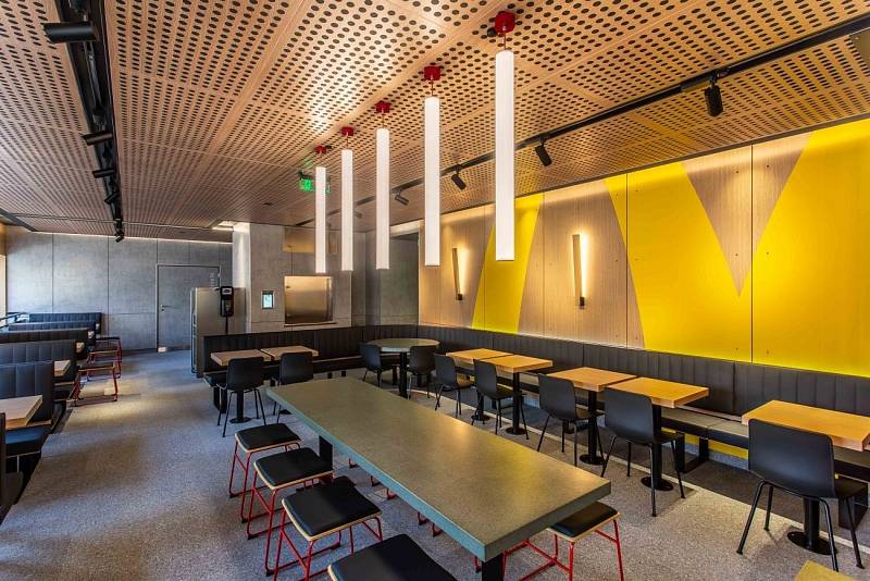 Nová restaurace a kavárna McDonald´s v budově bývalého kina Mír v centru Olomouce