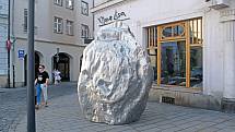 Velký Asteroid Michala Gabriela před galerií Mona Lisa na olomouckém Horním náměstí