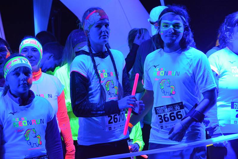 Na start letošního ročníku olomouckého Neon Run dorazilo dva tisíce účastníků.