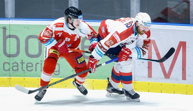 Hokejové utkání Generali Česká Cup v ledním hokeji mezi HC Dynamo Pardubice (v bíločerveném) a HC Olomouc (v červenobílém) v pardudubické enterie areně.