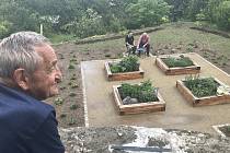 Novou farní zahrádku ve Slatinicích si zájemci mohli poprvé prohlédnout v rámci akce Víkend otevřených zahrad. (7. června 2020)