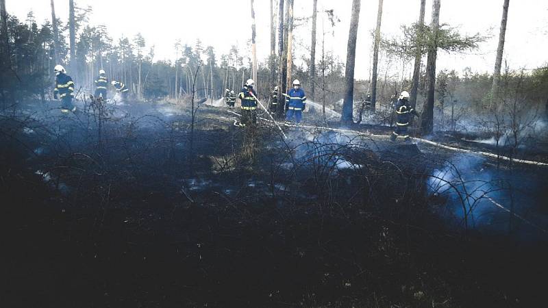 V úterý navečer hořely lesy u Slatinek a také Troubelic. 14.4. 2020