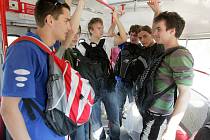 Duben 2009. Několik studentů na protest začalo v Olomouci cestovat s batohy na břiše.
