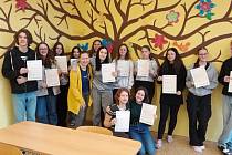 Deváťáci ze ZŠ Heyrovského Olomouc převzala certifikáty o úspěšném složení mezinárodní zkoušky z angličtiny Preliminary English Test.