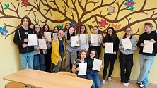 Deváťáci ze ZŠ Heyrovského Olomouc převzala certifikáty o úspěšném složení mezinárodní zkoušky z angličtiny Preliminary English Test.