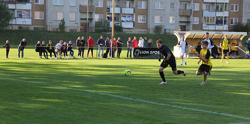 Nové Sady (ve žlutém) prohráli v olomouckém divizním derby s 1. HFK Olomouc doma 3:4.