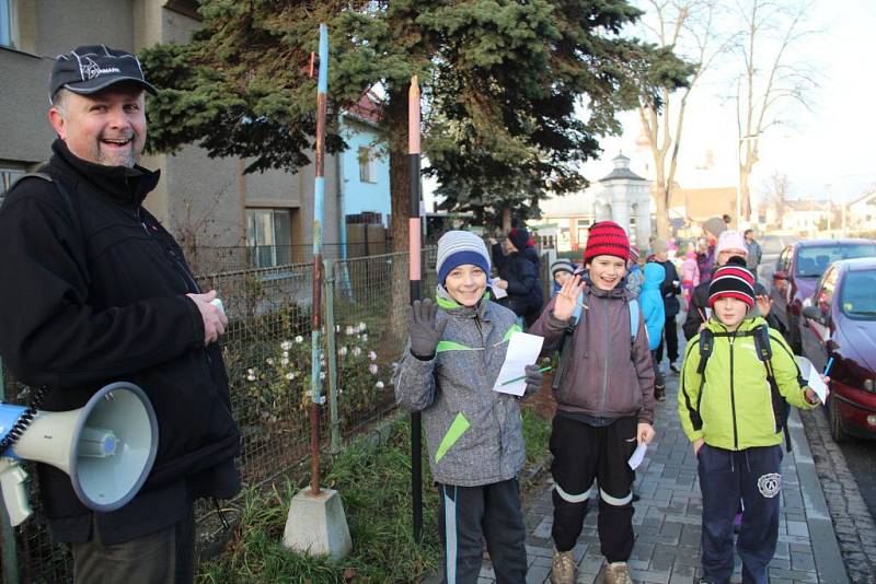 Děti v Hněvotíně na Olomoucku se vydaly po stopách zlatého prasátka. Za dobrodružstvím se jich vypravilo několik desítek.