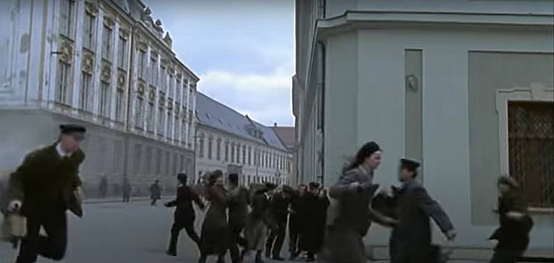 Screen z filmu Doktor Živago. Ulice Křížkovského