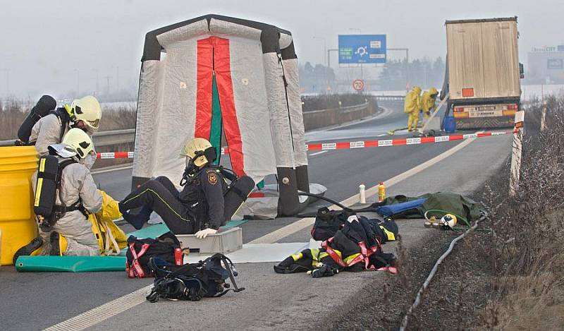 Z kamionu na obchvatu Olomouce unikl nebezpečný formaldehyd 