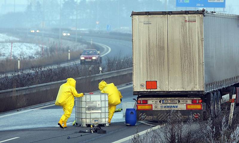 Z kamionu na obchvatu Olomouce unikl nebezpečný formaldehyd 