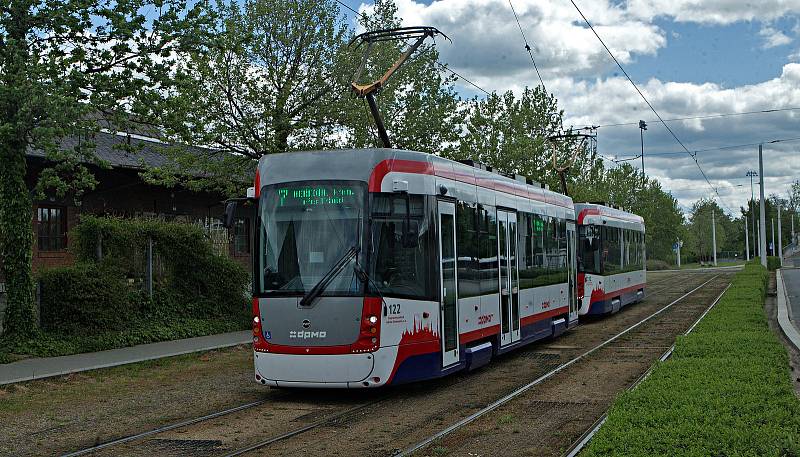 Oboustranná tramvaj EVO 1/o ( vpředu ) a EVO 1 olomouckého DPMO.