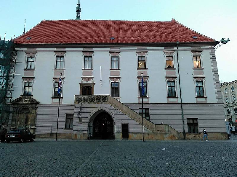 Národní centrála proti organizovanému zločinu zasahovala ve středu na několika místech Česka včetně Olomouce. Na olomoucké radnici probíhal zásah celý den, ještě večer po setmění se za rozsvícenými světly něco dělo.