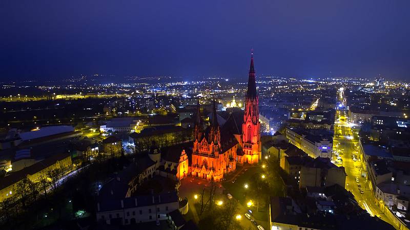 Olomoucká katedrála sv. Václava se rozzářila červeným světlem na připomínku lidí trpících pro víru. 25. listopadu 2020