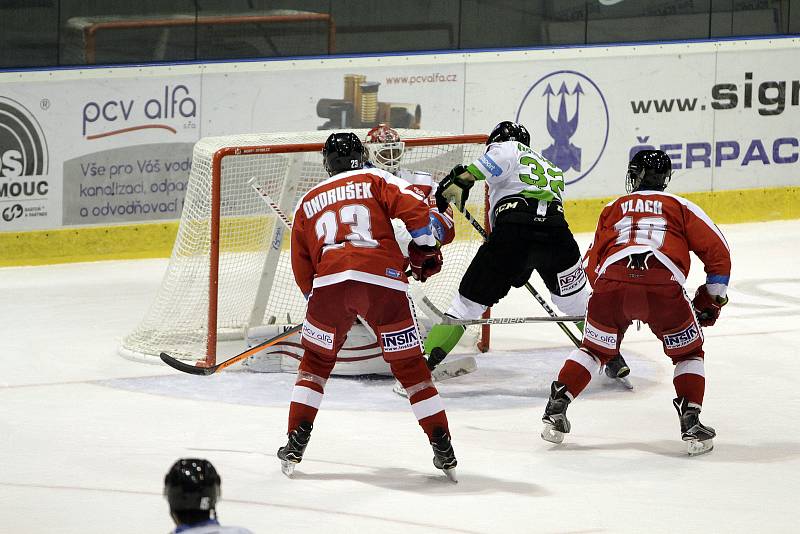 Olomoučtí hokejisté (v červeném) prohráli s Mladou Boleslaví 1:3