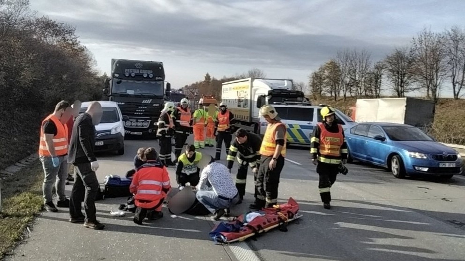 Vážná nehoda u Přáslavic: tři zranění, sraženého muže odvážel vrtulník -  Olomoucký deník