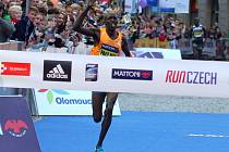 Keňský vodič Geoffrey Ronoh míří za vítězstvím a rekordem trati. Olomoucký půlmaraton 2014