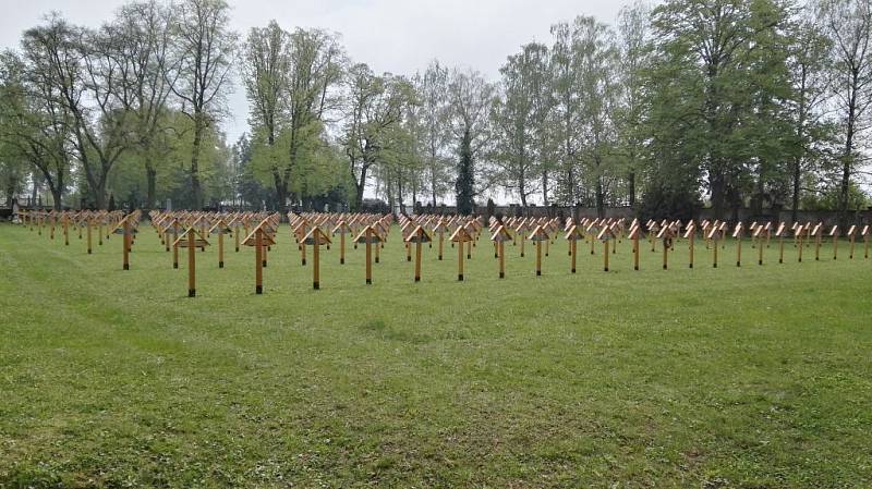 Na městském hřbitově ve Šternberku byly obnoveny dřevěné kříže (aktuální stav po obnově)