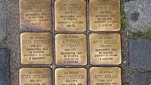 Pokládání Kamenů zmizelých (Stolpersteine) v Olomouci za účasti německého autora projektu Guntera Demniga.