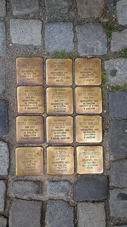 Pokládání Kamenů zmizelých (Stolpersteine) v Olomouci za účasti německého autora projektu Guntera Demniga.