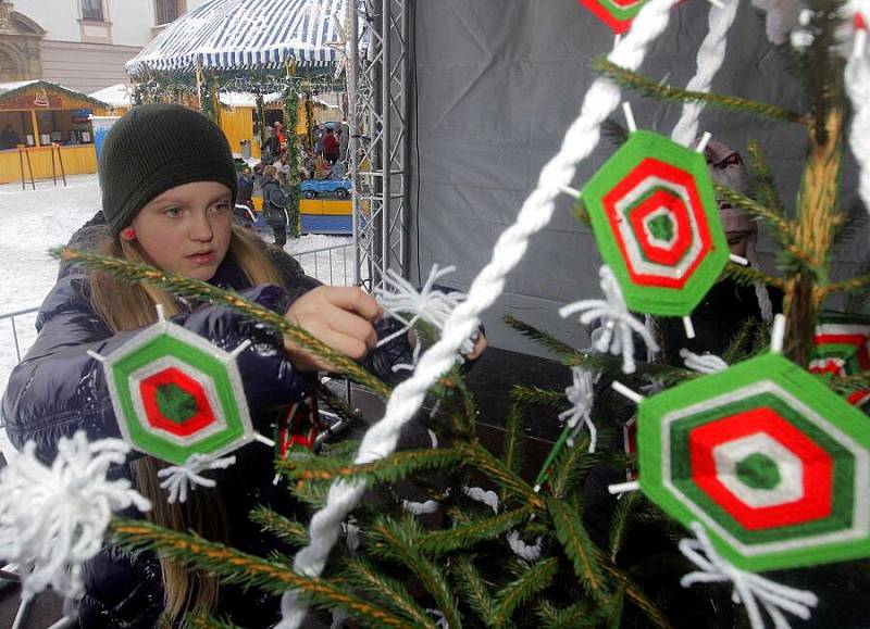 Soutěž ve zdobení vánočního stromku na Horním náměstí v Olomouci: děti z 5.A ZŠ Demlova