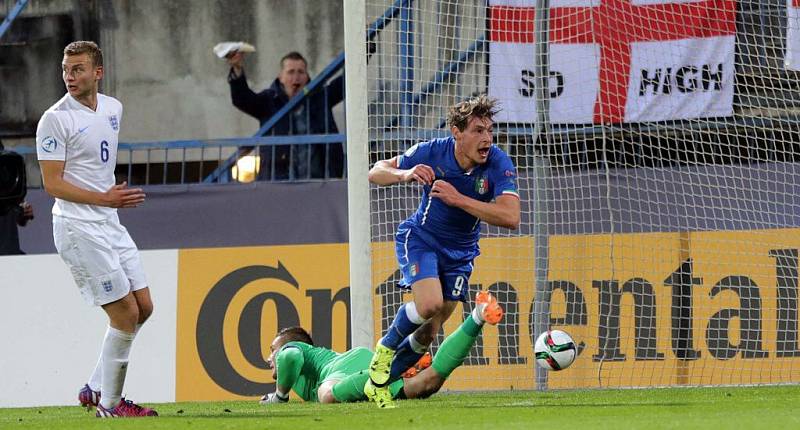 Gól Italů do anglické sítě. Euro U21 na Andrově stadionu v Olomouci