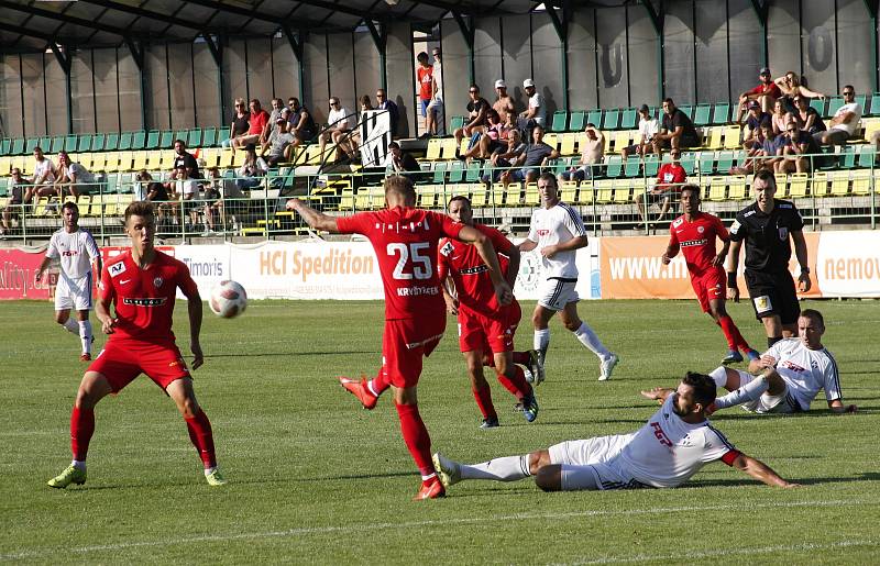 Fotbalisté HFK Olomouc (v bílém) prohráli v 1. kole MOL Cupu se Zbrojovkou Brno 0:3.