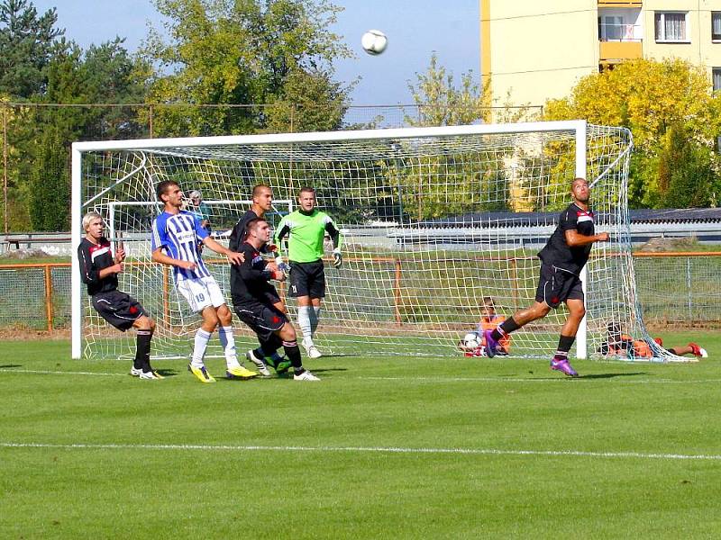 Fotbalisté Uničova (v modrém) proti Orlové