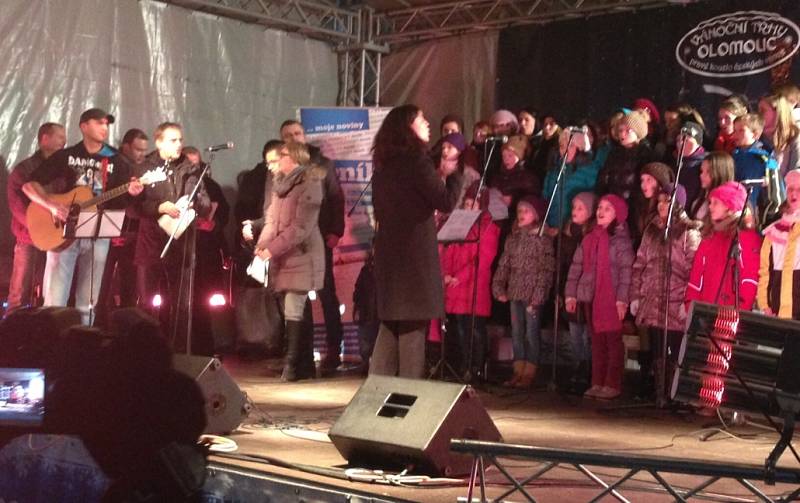11. prosince 2013. 18:05. Česko zpívá koledy na olomouckém Horním náměstí 