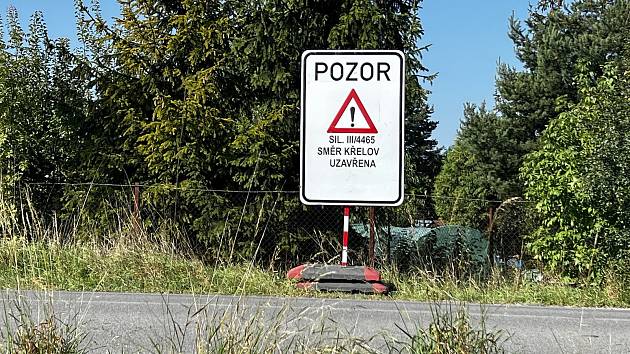 Uzavírka mezi Křelovem a Horkou nad Moravou platí oficiálně od pondělí 25.9. Mezi obcemi se ale stále jezdí. Dělníci nenastoupili. Během středy značky zmizí, 26. září 2023