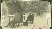 Na fotografii je zachycen Gustav Frištenský (Sedící vpředu, za ním jeho  manželka) na sáňkařské dráze v Mladči.