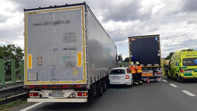 Nehoda dvou kamionů a octavi na D46 mezi Olomoucí a Prostějovem, 11. 7. 2022