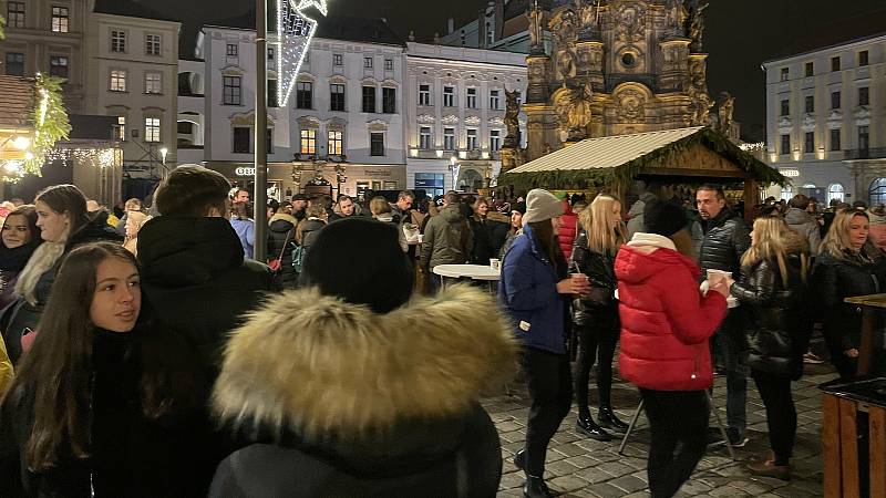 Vánoční trhy v Olomouci musí z nařízení vlády zavřít, lidé vyrazili si je ještě naposledy užít. 25. listopadu 2021