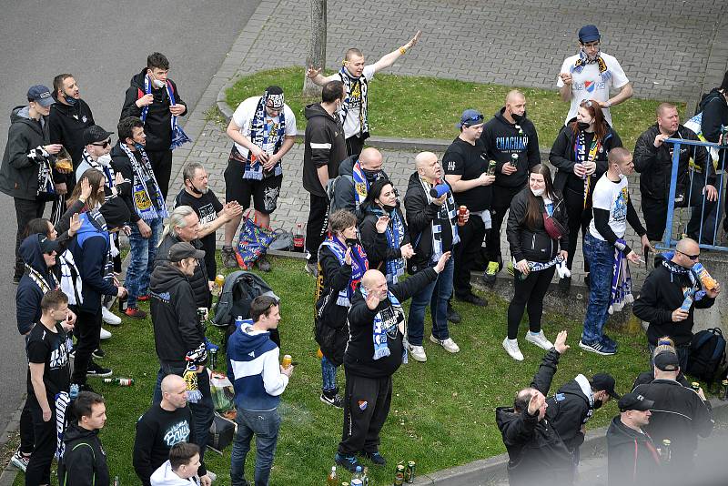 Příznivci Baníku fandí u Androva stadionu v Olomouci v derby se Sigmou, 24. dubna 2021