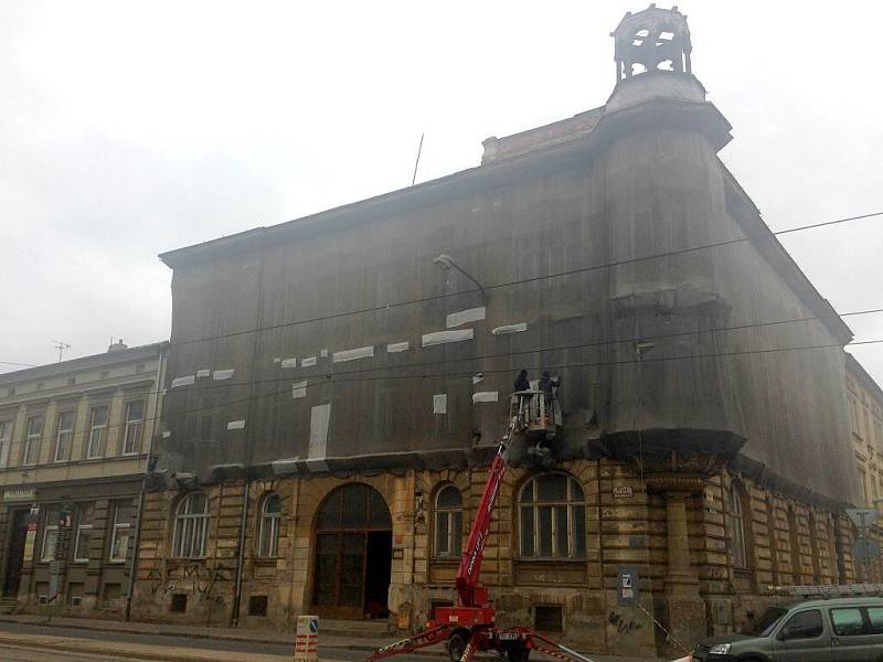 Zchátralý obytný dům na okraji památkové rezervace v Palackého ulici v Olomouci