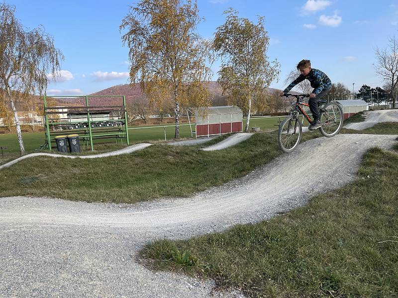 Ráj bikerů a skejťáků postavili v Pasece na Uničovsku. Sjíždějí se tam vyznavači adrenalinových jízd ze širokého okolí. 1. listopadu 2021