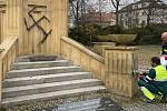 Památník Rudé armády v Olomouci vandal počmáral hákovými kříži, symboly německého nacismu, 17. března 2022