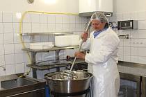 Nadšený sýrař Petr Vašenka si výrobnu otevřel na místní faře