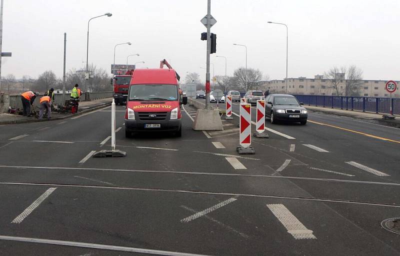 Částečná uzavírka Velkomoravské ulice v Olomouci kvůli opravě druhé části mostu přes Moravu