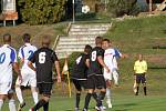 Fotbalisté Holice B (v černém) vs. Dolany