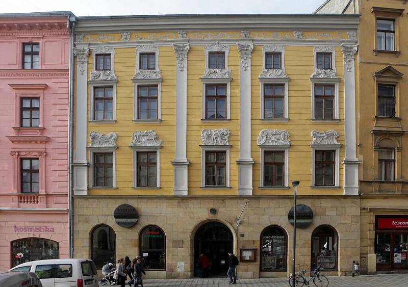 V historickém domě na Dolním náměstí 47 v Olomouci realizuje radnice náročnou rekonstrukci, která původní kancelářské prostory proměňuje na 13 nových bytů