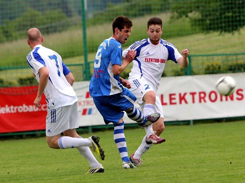 FC Dolany (v bílém) vs. Tatran Litovel