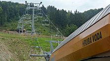 Sedačková lanovka v Parku sportu Hrubá Voda. Nabídnout ji návštěvníkům chce i nedaleký ski-areál Hlubočky, kde zatím lyžaře táhne na kopec vlek.