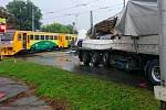 Srážka nákladního auta s vlakem na přejezdu v Divišově ulici v Olomouci