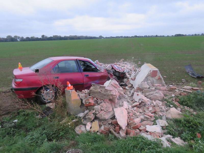 Řidička peugeotu skončila po srážce se subaru u Štarnova pod sutinami božích muk