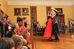 Nedělní podvečerní program na šternberském hradě patřil průvodcům v kostýmech a jejich scénkám