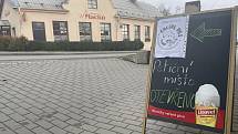 V sobotu se otevřely restaurace U Macků a U Maci v Olomouci na Svatém Kopečku. Hostinský Martin Macek se připojil k iniciativě Chcípl PES, 23. ledna 2021