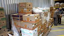 Olomoucká potravinová banka převzala ve skladu jednoho z řetězců bedny s potravinami určené na pomoc potřebným